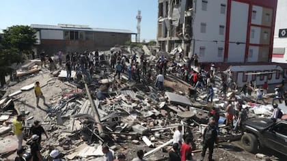 Confirman al menos 111 muertos tras terremoto de magnitud 7,4 en Colombia: hay 87 personas heridas y 61 edificios colapsados
