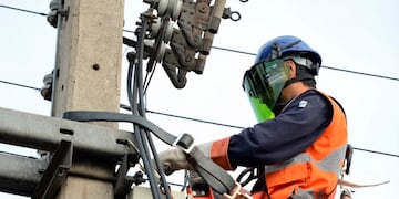Enel trabajador poste de luz referencial
