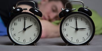 ¿Se adelanta o se atrasa? Así será el cambio de hora en Chile