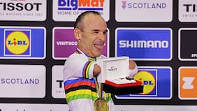 Insólito: en el Mundial de Ciclismo le entregan un reloj pulsera a un atleta paralímpico… sin manos