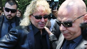 El fuerte enojo y dura respuesta de Leonardo Farkas mientras votaba, frente a acusación de infidelidad