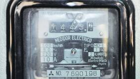 Cortocircuito por medidores de luz con cargo al cliente