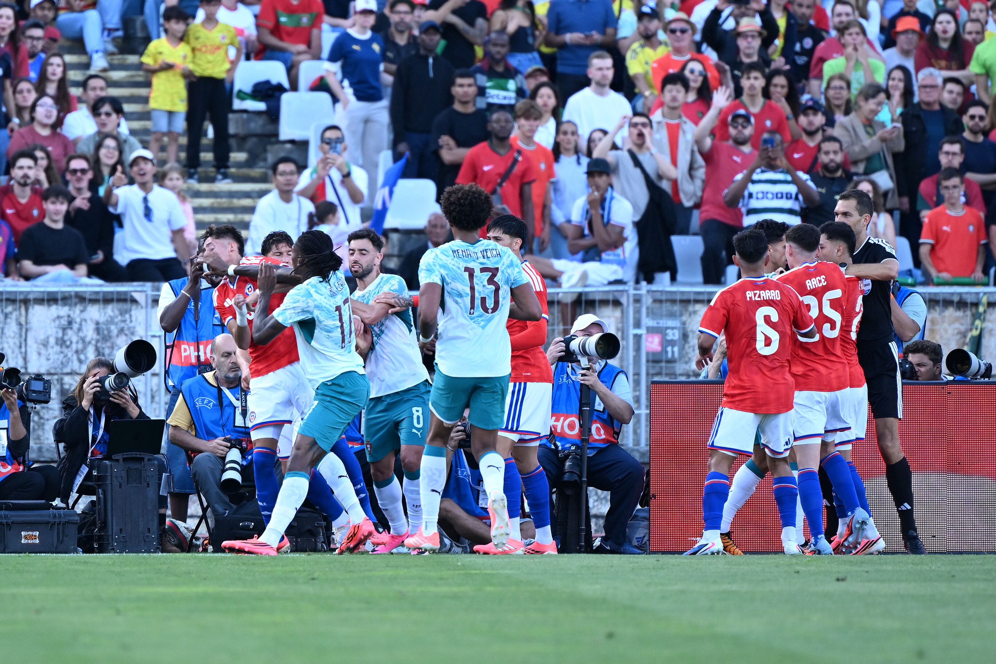 Expulsiones y goles marcan el intenso amistoso entre Chile y Portugal