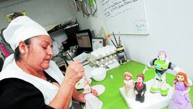 Hasta emprender les sale más caro a las chilenas