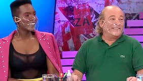 "Destrozado. Para 64 años está mal", dice Argandoña sobre "Tatón" Púrpura, y agrega "bien lejos se parece (a Grace Jones). Y con un ojo...", sobre su polola