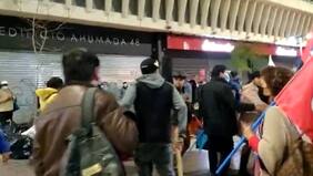 A palos: adherentes del Apruebo graban y denuncian ataque de ambulantes en Paseo Ahumada