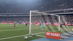 ¡Para qué te traje! El insólito “fail” de un arquero en el fútbol brasileño que da la vuelta al mundo