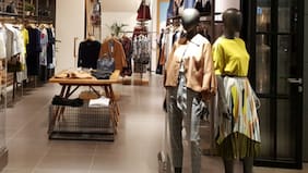 Reconocida marca de ropa profundiza crisis y cerrará locales en dos malls de Chile
