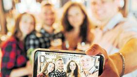 Meme, selfie y viralizar se suman al diccionario de la RAE