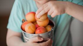 Esta es la fruta originaria de China que beneficia la piel, el pelo y la visión