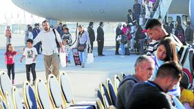 Cien chilenos y un gatito arribaron en vuelo de la esperanza