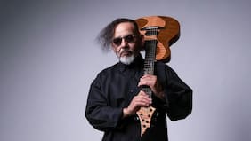 “Me siento querido por las nuevas generaciones”: Tata Barahona celebra los 15 años de ‘Fotografías’ con una regrabación del disco