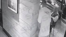 Insólito: Jugador de Manchester City fue captado mostrando sus genitales en un bar de Inglaterra