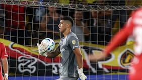 ¡Le prenden velas en Argentina! Brayan Cortés se luce con doble atajada y mete a Argentinos Juniors en semis