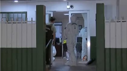 Tenía “fuerza desmedida”: extranjero se enfrentó a tres carabineros en comisaría, arrebató un arma y disparó dos veces