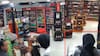 “Los billetes, chuche...”: agresivo ladrón es grabado por cámaras de seguridad de botilleria en Linares