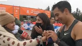 “Era el momento indicado”: llegó a la meta y le pidió matrimonio a la polola en plena maratón