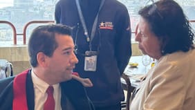 La comparó con vendedora: Javier Olivares apaga el fuego con bencina, se burla de Lorena Pizarro y saca ronchas con meme