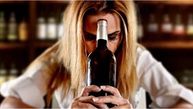 ¡Cuidado con caerse al litro! Exceso de alcohol podría promover Alzheimer según estudio