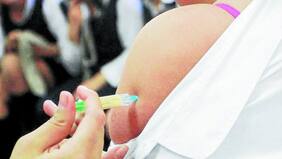 Apoderados acusan a enfermera de reutilizar jeringa en plena vacunación