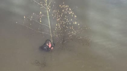 Lo patearon, se lanzó al río Biobío y tuvieron que rescatarlo