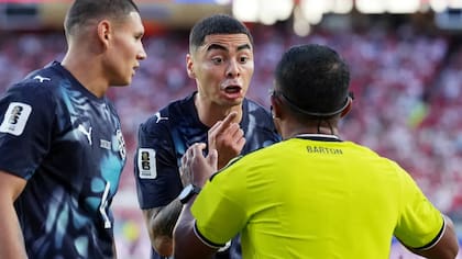 Jugador de Paraguay que fue expulsado por cubrirse la boca en el Mundial reveló qué le dijo al rival