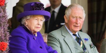 Reina Isabel II y príncipe Carlos de Gales