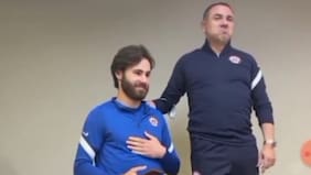 ¡Imperdible! Ben Brereton tuvo su bautizo en La Roja cantando "Wonderwall" de Oasis