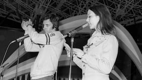 "Tenía una voz horrible", "la tapan a pifias", "se la come el monstruo": la animadora que duró un día en Viña, una de las historias del libro Mucha Tele