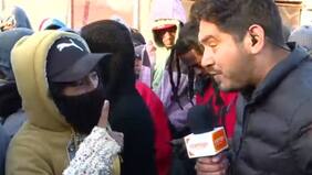 “¡Tú eres chileno y no lo vas a admitir!”: el tenso momento entre joven extranjera y periodista de CHV en pleno desalojo