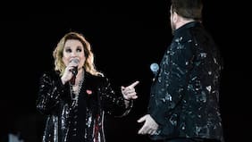 "En esta historia, que vamos a cantar ahora, tuve el privilegio de enamorarme de Benjamín Vicuña...": la reacción del público en el Nacional cuando Lucía Galán, de Pimpinela, mencionó al actor