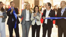 Cecilia Bolocco entregó consejos de moda en la reinauguración de Paris Cenco Alto Las Condes, un nuevo mundo de tiendas por departamento en Chile