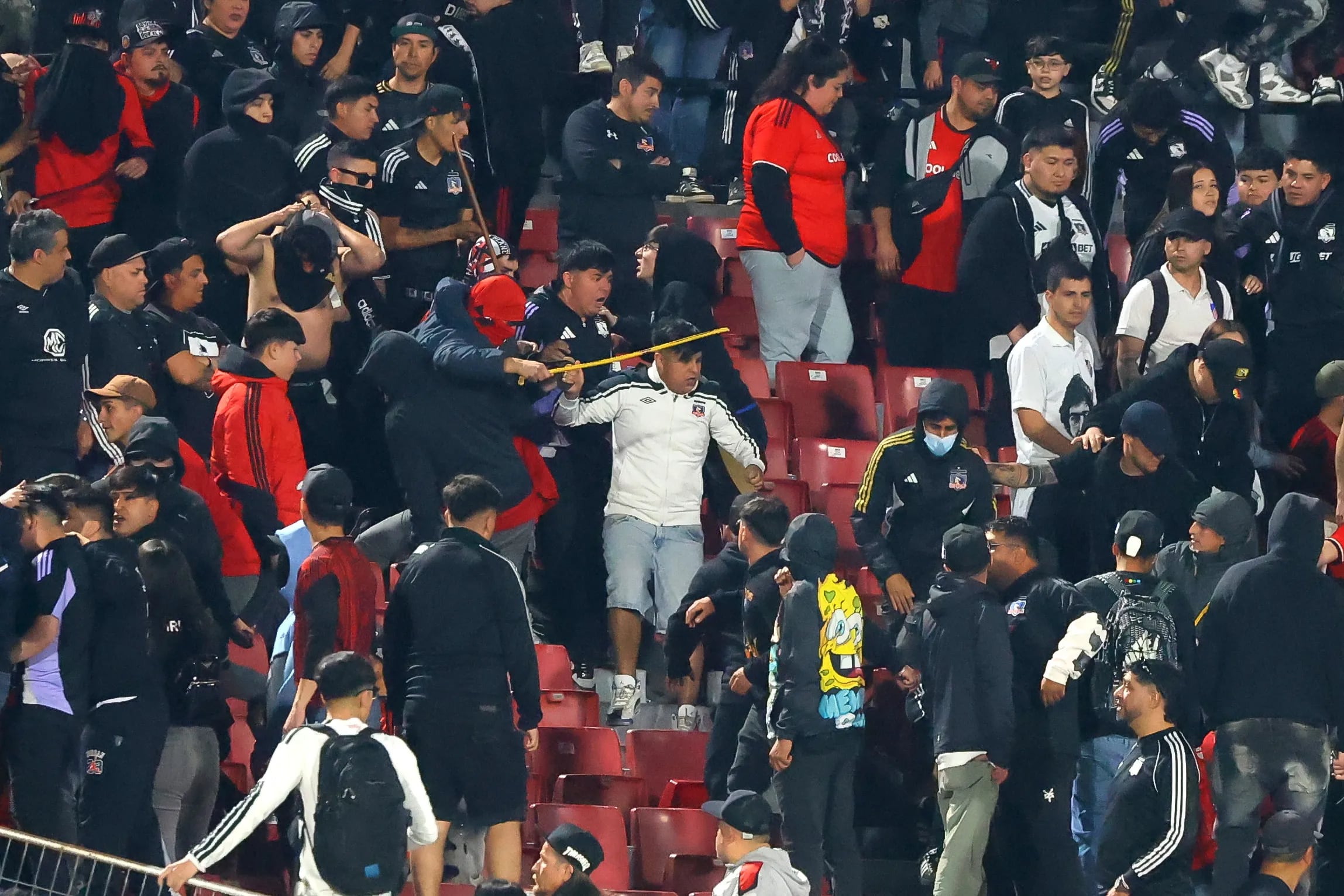Insólito: graban a hinchas de Colo Colo peleándose entre ellos en pleno partido ante Audax Italiano