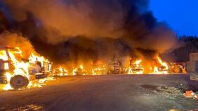 Violento ataque: Encapuchados incendian al menos 13 camiones en Los Ríos