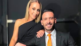 "Karen Doggenweiler le pone las tremendas fichas (a Mauricio Pinilla) al decir que se parece a Felipe Camiroaga...", comentan en el programa Zona de Estrellas