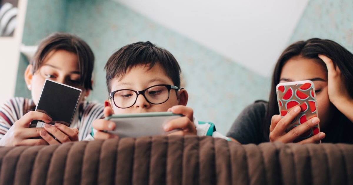 ¿A qué edad los niños chilenos obtienen su primer celular? La respuesta puede sorprender