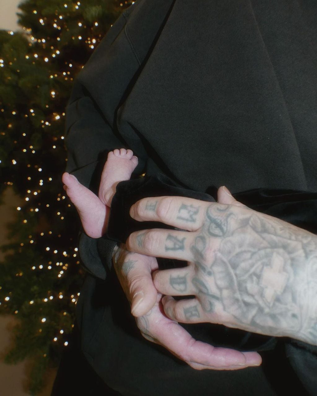 Kourtney Kardashian y Travis Barker publicaron las primeras fotos de su bebé Rocky