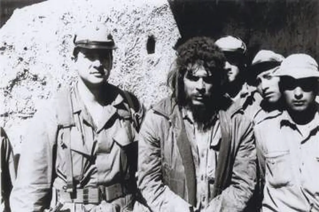Esta es la última foto que se tiene del Che Guevara vivo, cuando Mario Terán y otros soldados bolivianos capturaron al guerrillero.