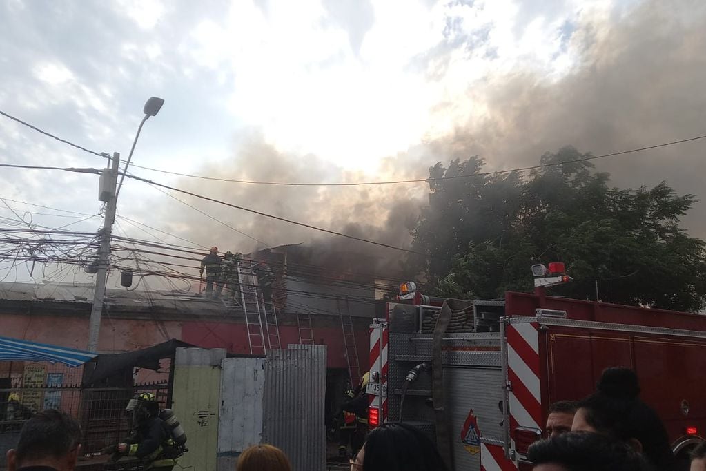 Se registró incendio que afectó varias viviendas en Estación Central