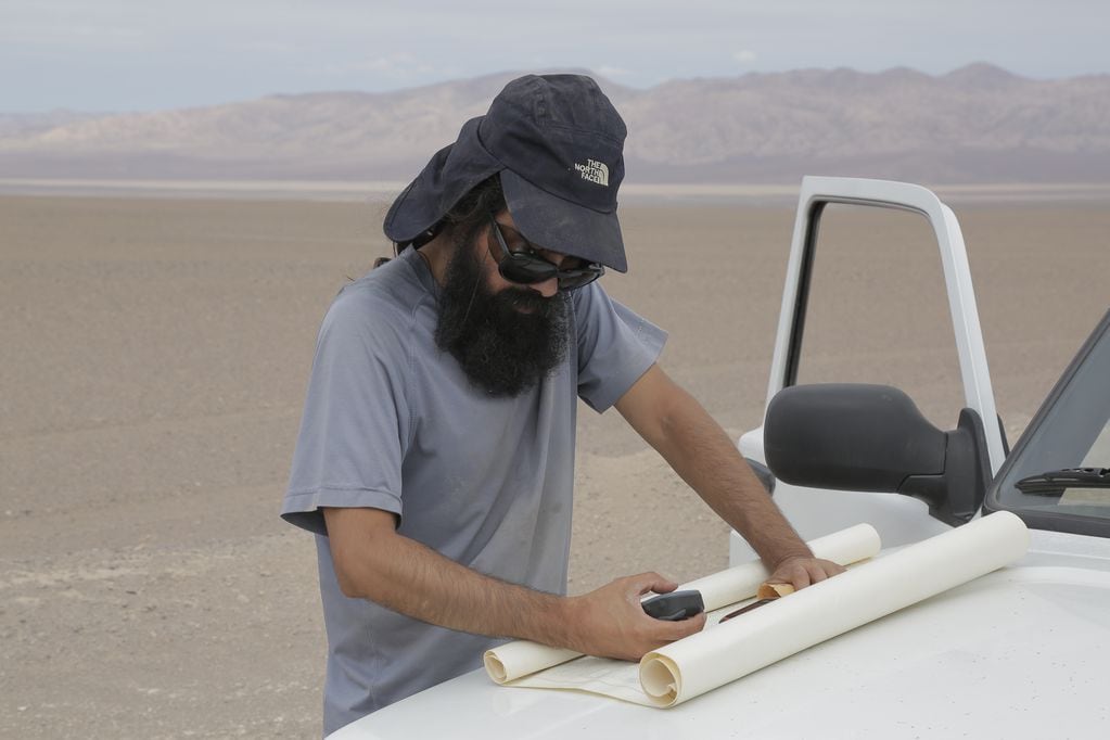 Jorge Páez en al búsqueda de la golondrina de mar en el desierto.
