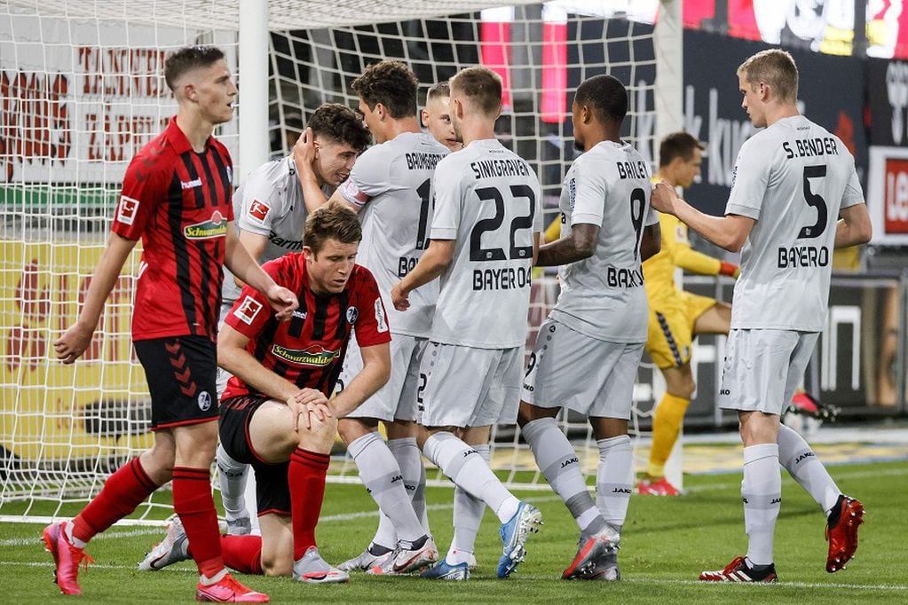 Leverkusen's German midfielder Kai Havertz (2nd L) celebrates with his teammates after scoring the 1-0 during the German first division Bundesliga football match SC Freiburg v Bayer 04 Leverkusen on May 29, 2020 in Freiburg, south-western Germany. (Photo by Ronald WITTEK / POOL / AFP) / DFL REGULATIONS PROHIBIT ANY USE OF PHOTOGRAPHS AS IMAGE SEQUENCES AND/OR QUASI-VIDEO