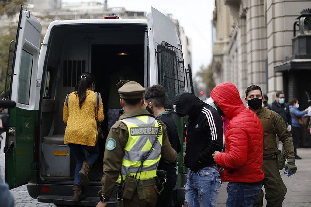 12 de Mayo de 2020/SANTIAGO 
Varias personas son detenidas  ante una fiscalizacion  por parte de personas militar que no contaban con su permiso temporal  que en la Plaza de Armas de Santiago.
FOTO:CRISTOBAL ESCOBAR/AGENCIAUNO