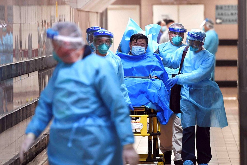 Medical staff transfer a patient of a highly suspected case of a new coronavirus at the Queen Elizabeth Hospital in Hong Kong, China January 22, 2020. Picture taken January 22, 2020. cnsphoto via REUTERS. ATTENTION EDITORS - THIS IMAGE WAS PROVIDED BY A THIRD PARTY. CHINA OUT.