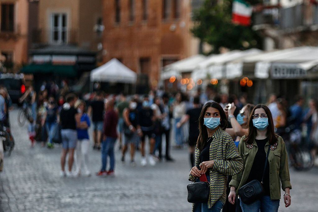 24/05/2020 24 May 2020, Italy, Rome: Women wear face masks while strolling through the centre town of Rome, as the weather warms up and restrictions to contain the novel coronavirus are lifted, Italy's politicians advised citizens to take care and maintain health precautions, warning that otherwise, they could risk another wave of infections. Photo: Cecilia Fabiano/LaPresse via ZUMA Press/dpa

POLITICA INTERNACIONAL

Cecilia Fabiano/LaPresse via ZUM / DPA

