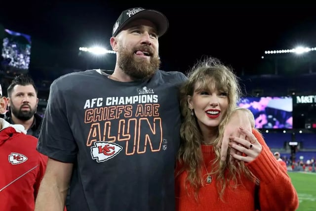 Taylor Swift y Travis Kelce en partido de la NFL