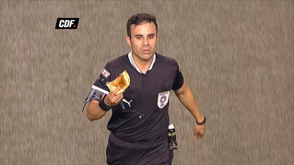 Piero Maza debió recoger una empanada que fue lanzada a la cancha del estadio Lucio Fariña en 2016. Foto: Captura de video.