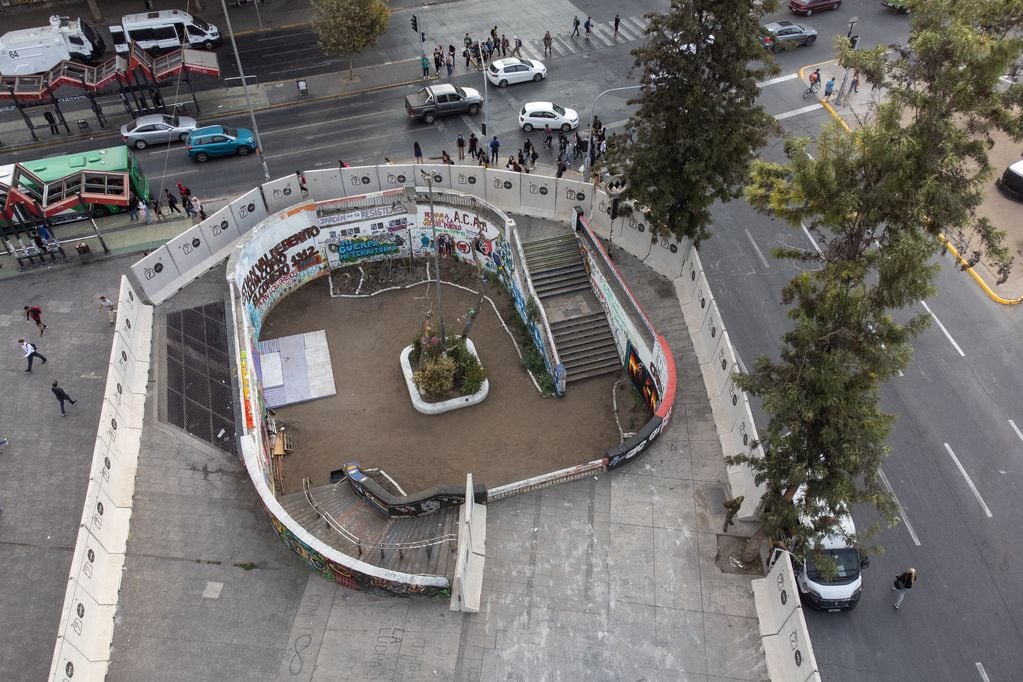 Metro presenta minuta de proyecto para reabrir accesos de estación Baquedano
Foto: Juan Farias / La Tercera