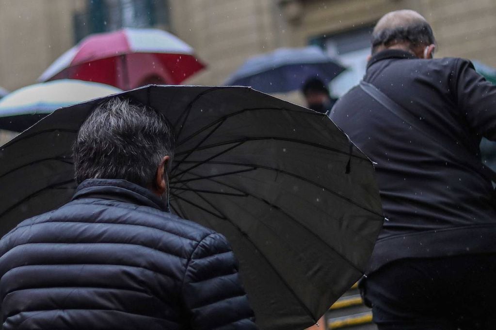 Lluvia en Santiago. /FOTO: SEBASTIAN BELTRAN GAETE/AGENCIAUNO