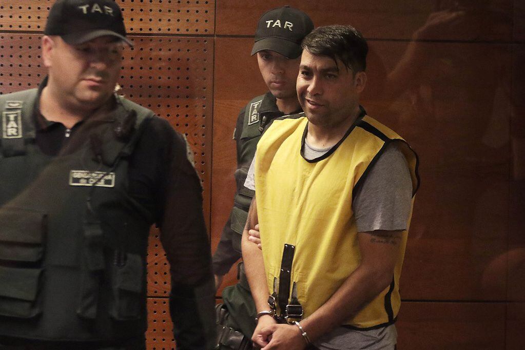 07 de Febrero de 2020/SANTIAGO
Entrada del imputado custodiado por gendarmes, durante la formalización en el Centro de Justicia del ex futbolista Luis Nuñez, quien permanecá prófugo por el delito de homicidio
FOTO: FRANCISCO CASTILLO/AGENCIAUNO
