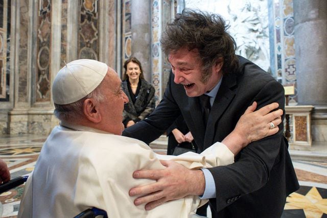 Javier Milei y abrazo con el Papa Francisco